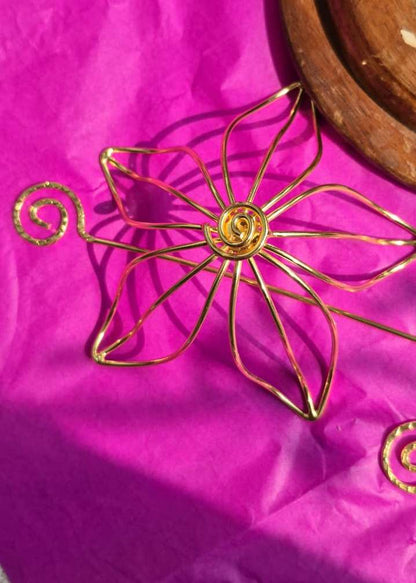 Gajra Glow-Metal Cage Bun