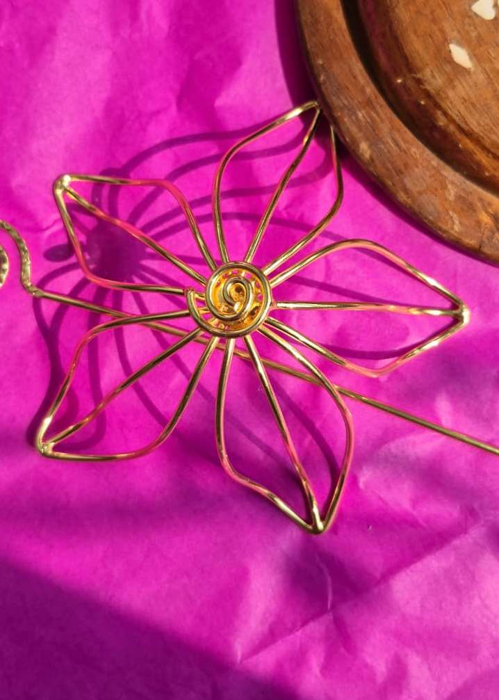 Gajra Glow-Metal Cage Bun