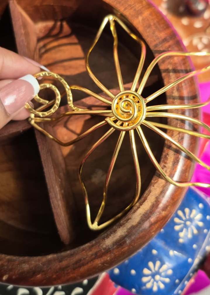 Gajra Glow-Metal Cage Bun