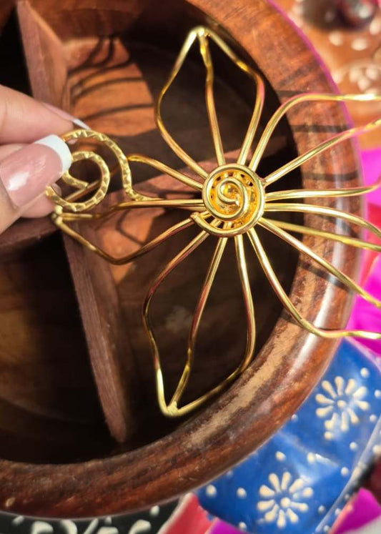 Gajra Glow-Metal Cage Bun